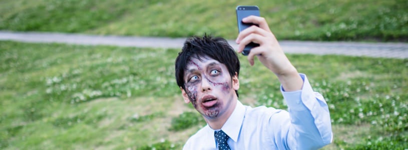 【悲報】フリー素材モデルの大川氏、自撮りを豪快にダメだしされる