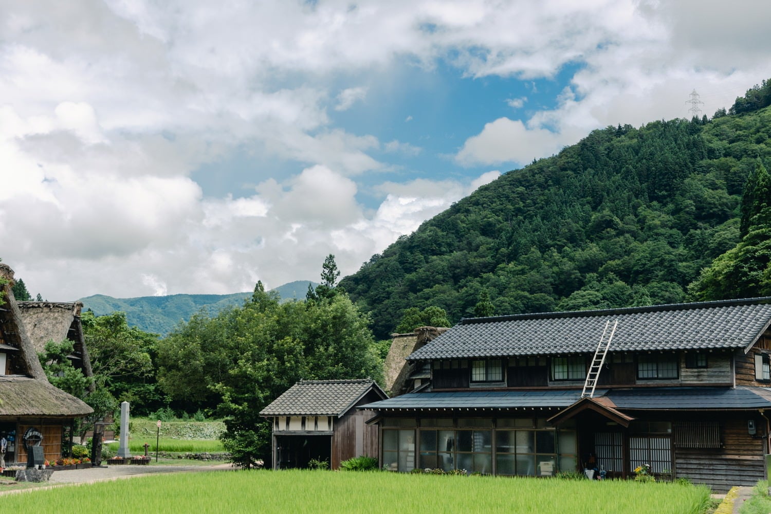 山に囲まれた菅沼集落（富山県南砺市）の写真素材