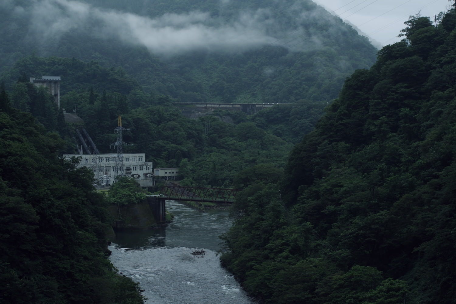 夜明けの庄川峡の写真素材