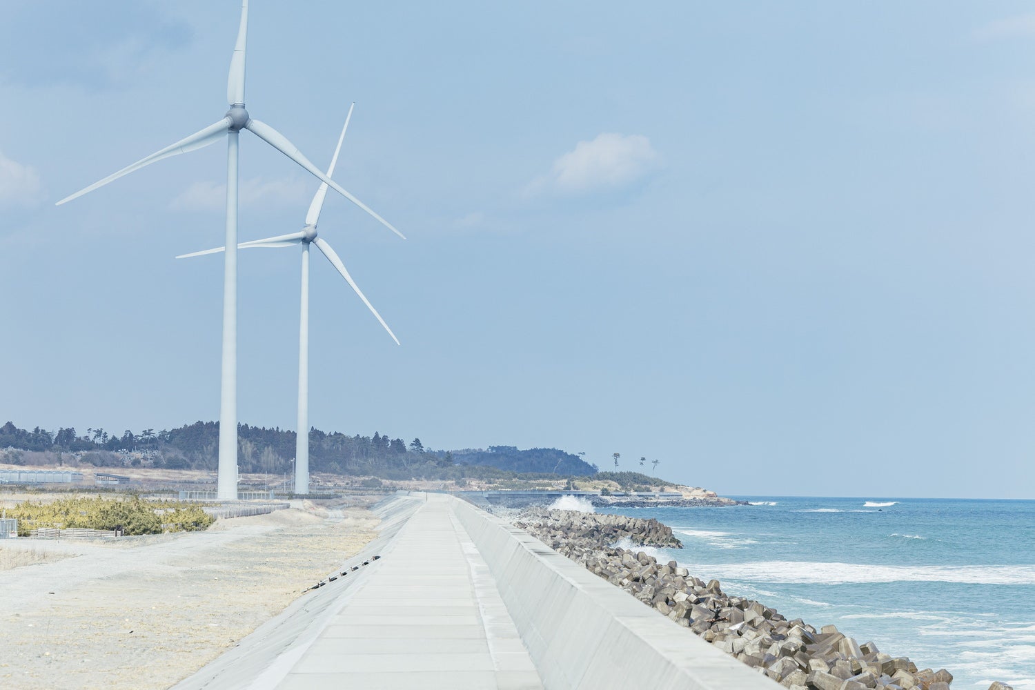 南相馬の海岸通りと風力発電