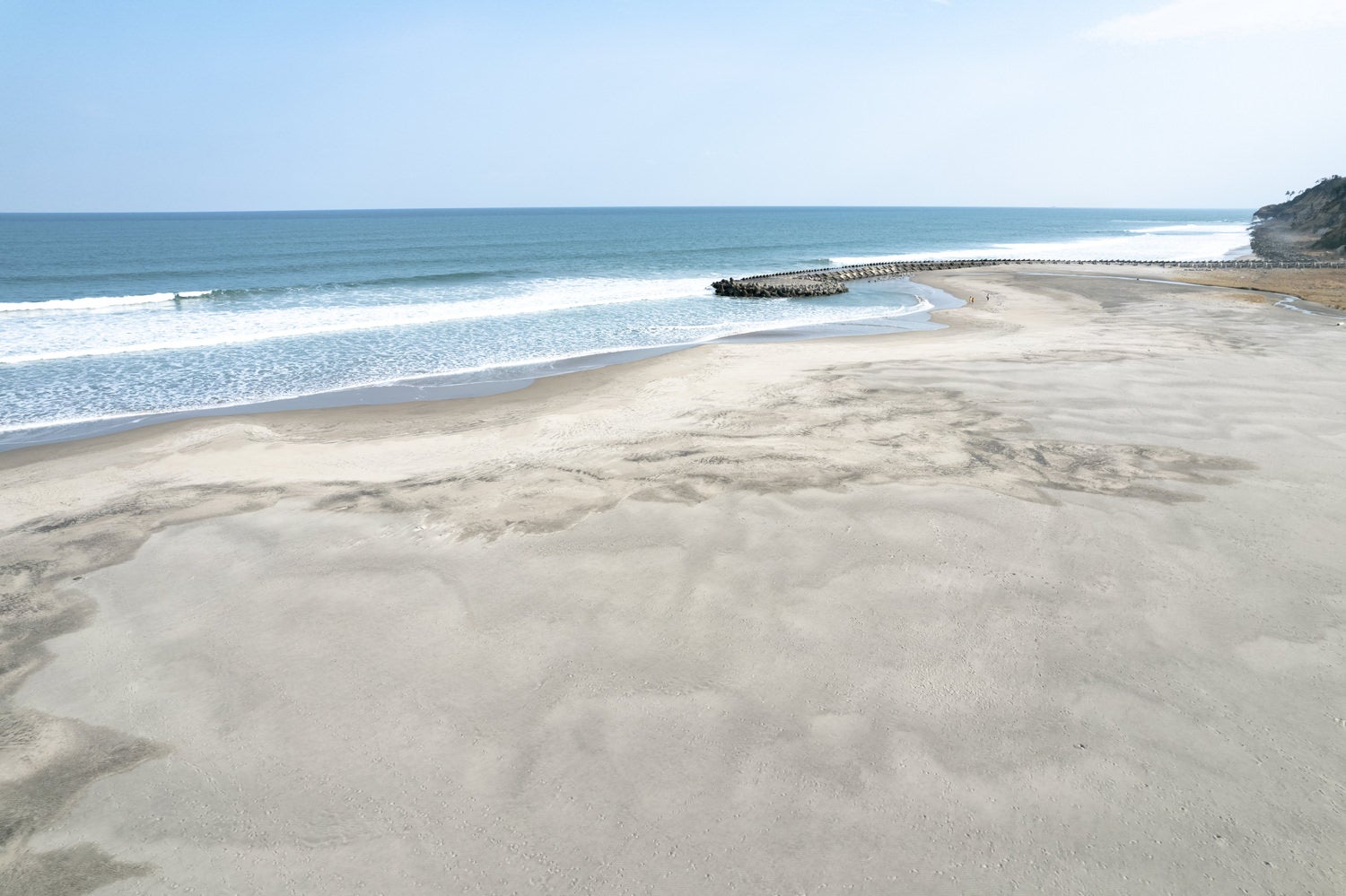 波の音が聞こえる北泉海岸の砂浜