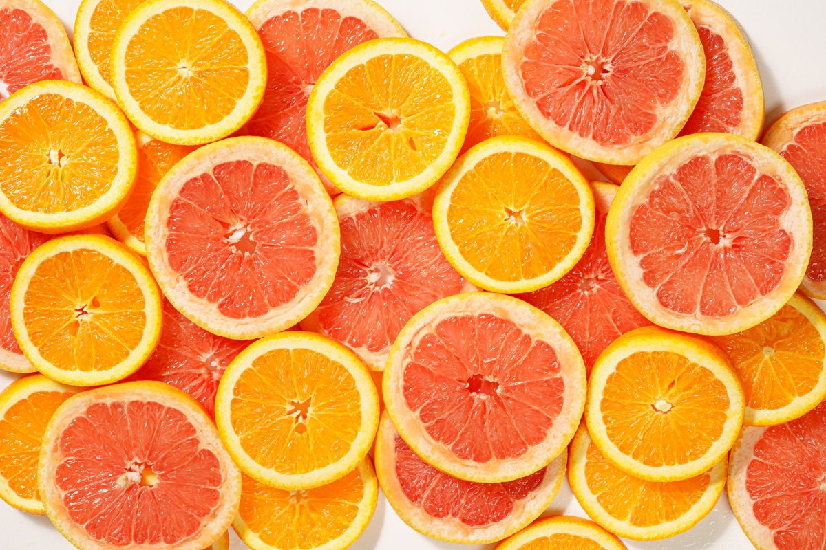 輪切りにしたオレンジとグレープフルーツの写真素材