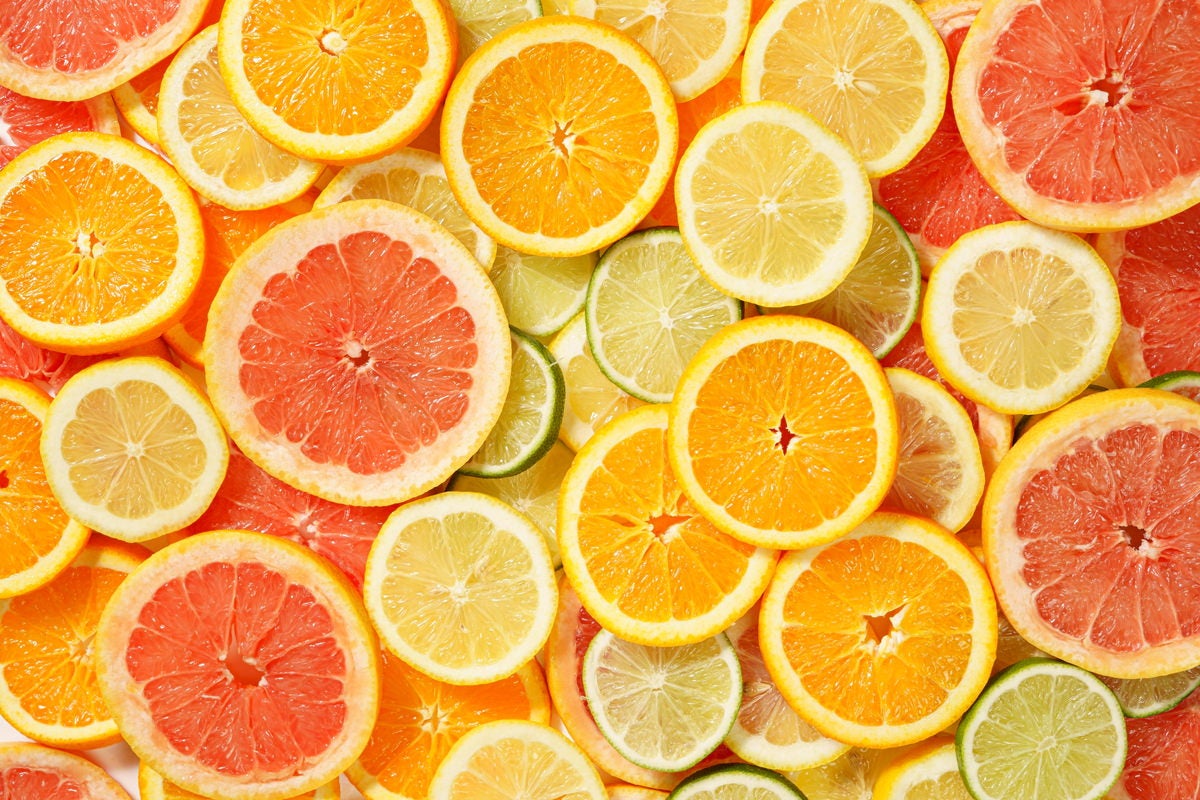 輪切りにしたグレープフルーツなどの柑橘類の写真素材