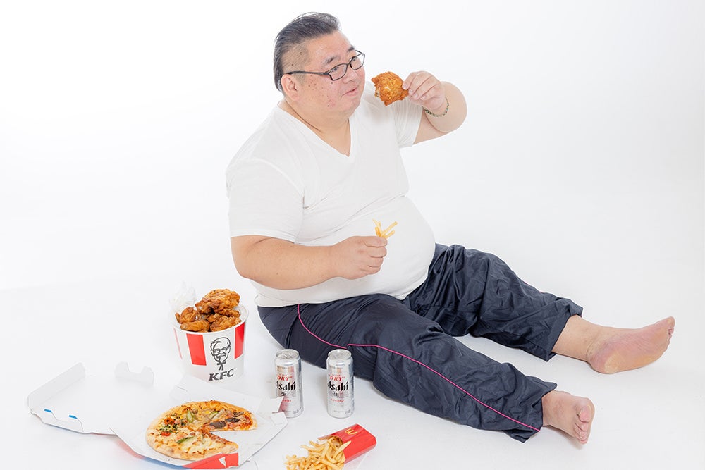 暴飲暴食する肥満男性
