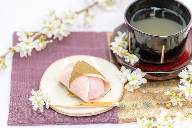 関西風？それとも関東風？のキメラ桜餅と緑茶の写真素材