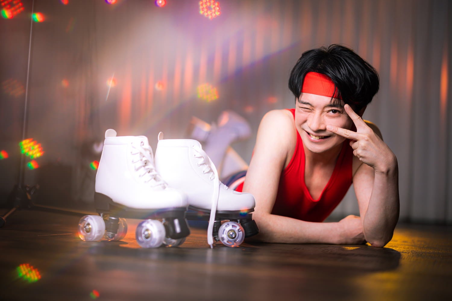 昭和アイドル風にローラースケートでステージデビューの無料写真素材
