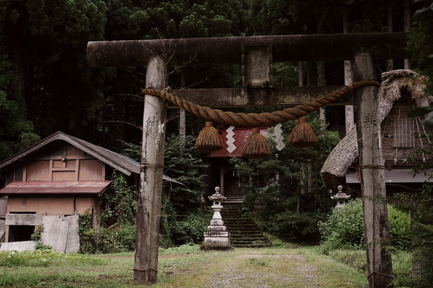 菅沼集落の神明宮の鳥居の写真素材