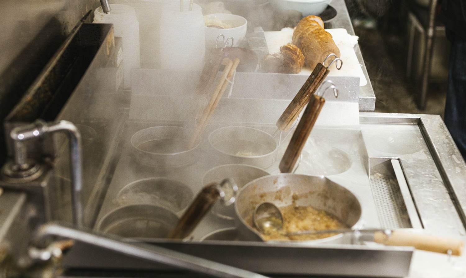 ゆで麺機のテボとチャーシューの写真素材
