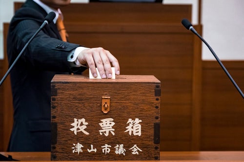 投票箱に一票を投じる津山市議会議員写真素材