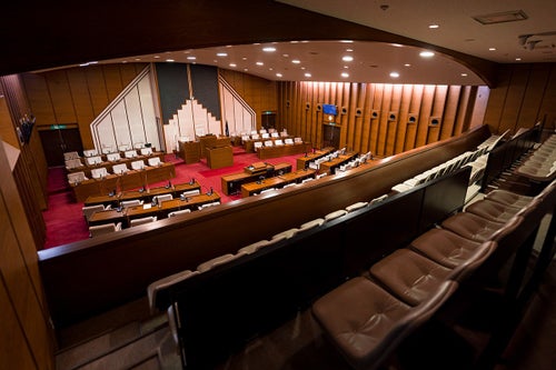 全71席の津山市議会の議場の傍聴席