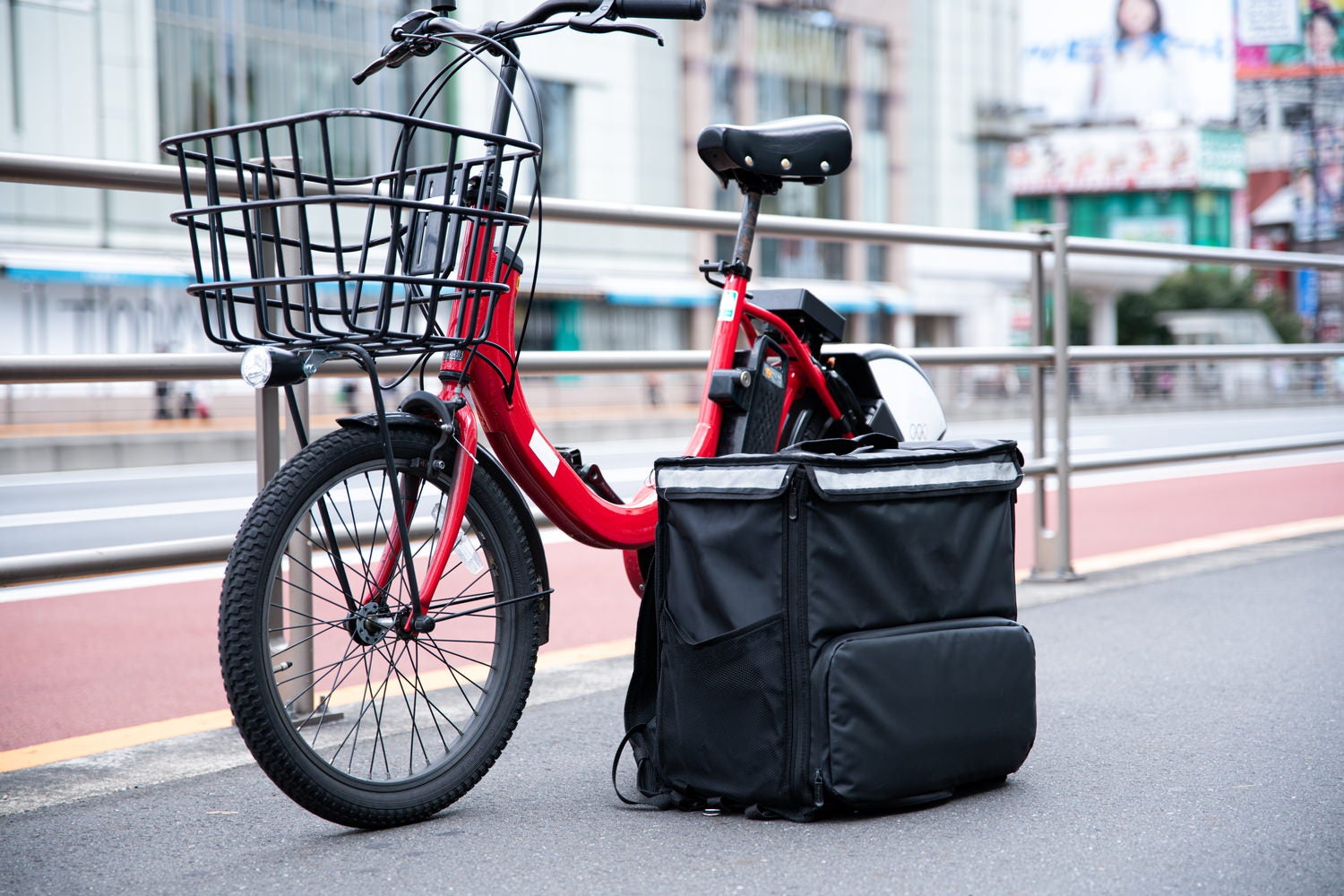 自転車とフードデリバリーのバッグの写真素材