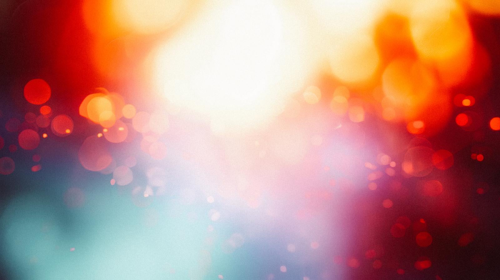 「色とりどりのぼんやりとした光が輝く」の写真