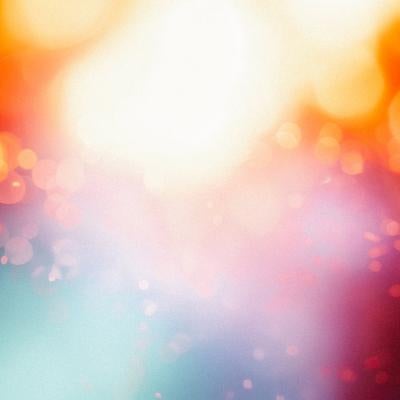 色とりどりのぼんやりとした光が輝くの写真