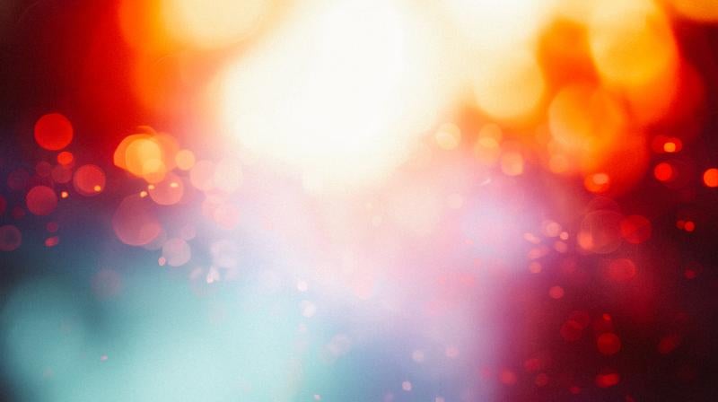 色とりどりのぼんやりとした光が輝くの写真
