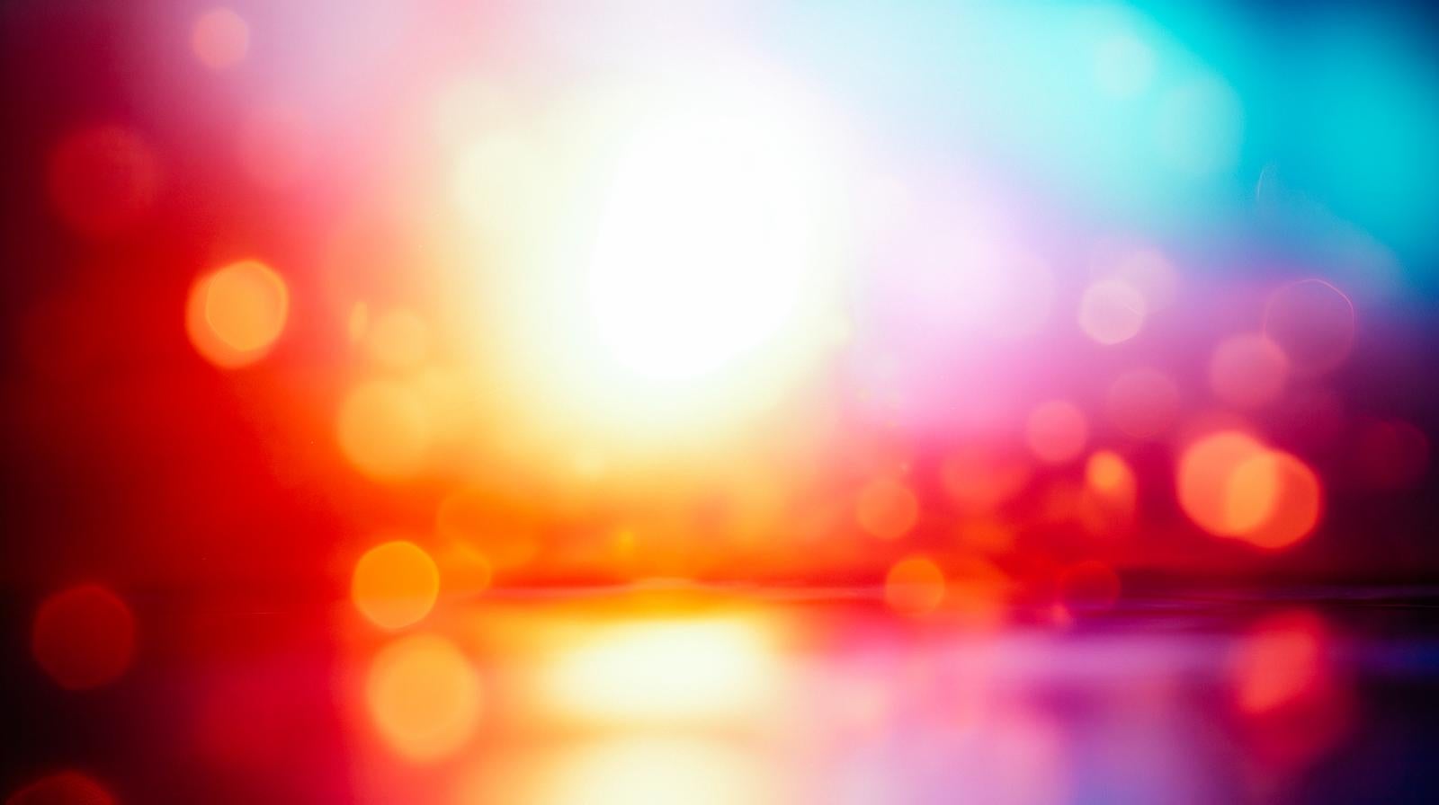 「輝く中心の光と色とりどりの光が交錯する風景」の写真