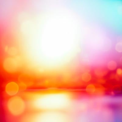 輝く中心の光と色とりどりの光が交錯する風景の写真
