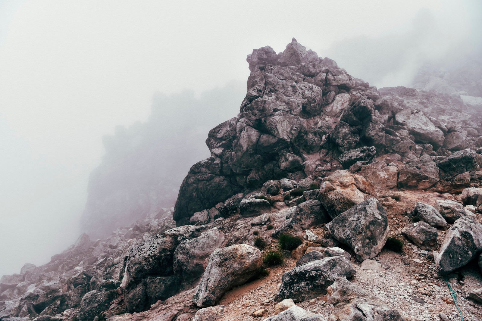 「ガスに包まれる焼岳山頂の巨大な岩」の写真