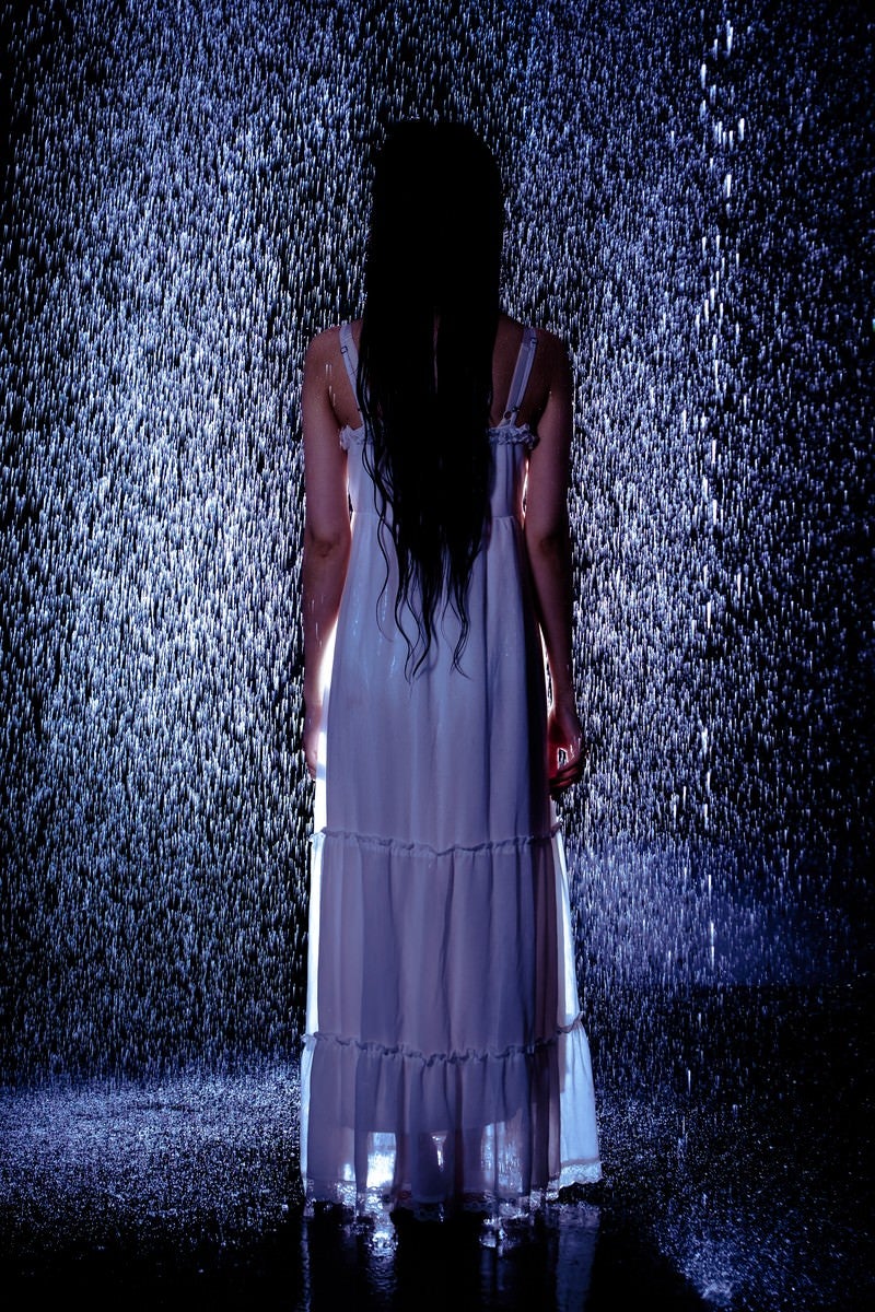 「雨と白いワンピースの女性」の写真［モデル：緋真煉］