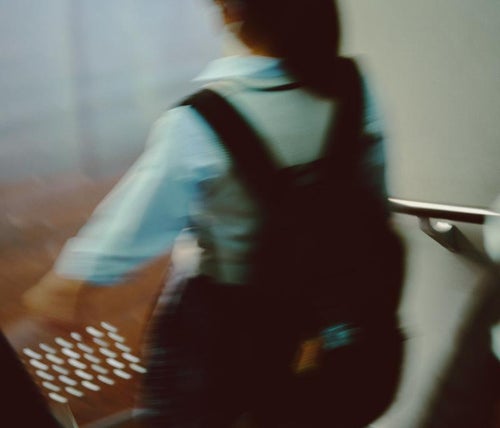 リュックを背負った通学する学生の写真