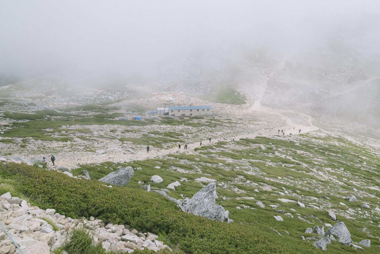 「ガスの木曽駒ヶ岳を登る人々」の写真