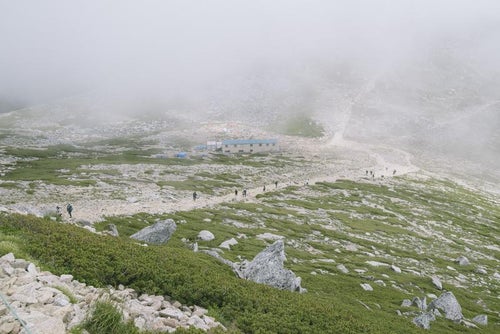 ガスの木曽駒ヶ岳を登る人々の写真