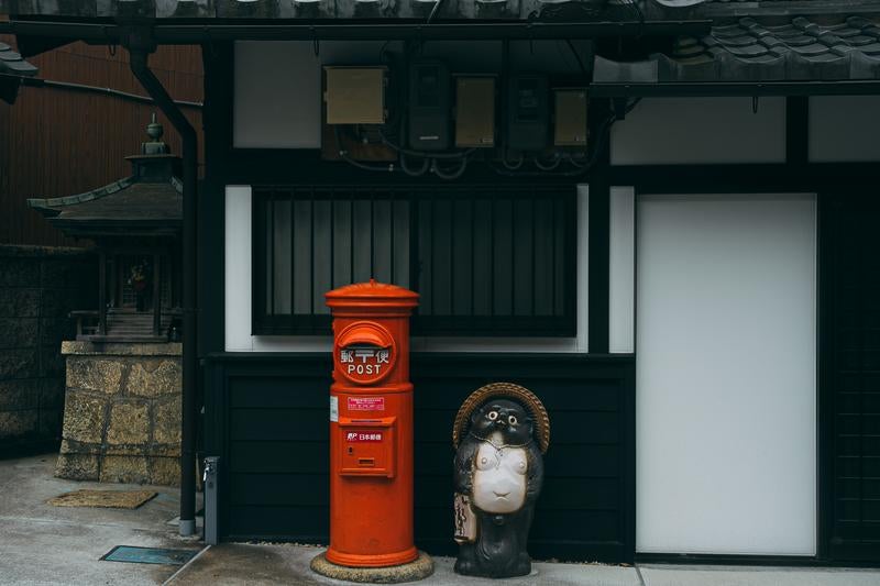 古い錆びついた郵便受け 昭和レトロな廃墟の郵便ポスト - ぱくたそ
