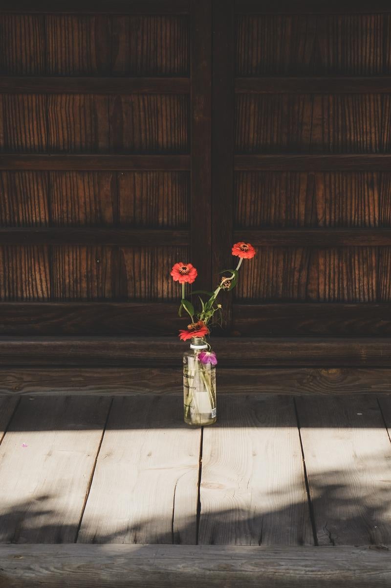 「寺前に置かれた花瓶」の写真