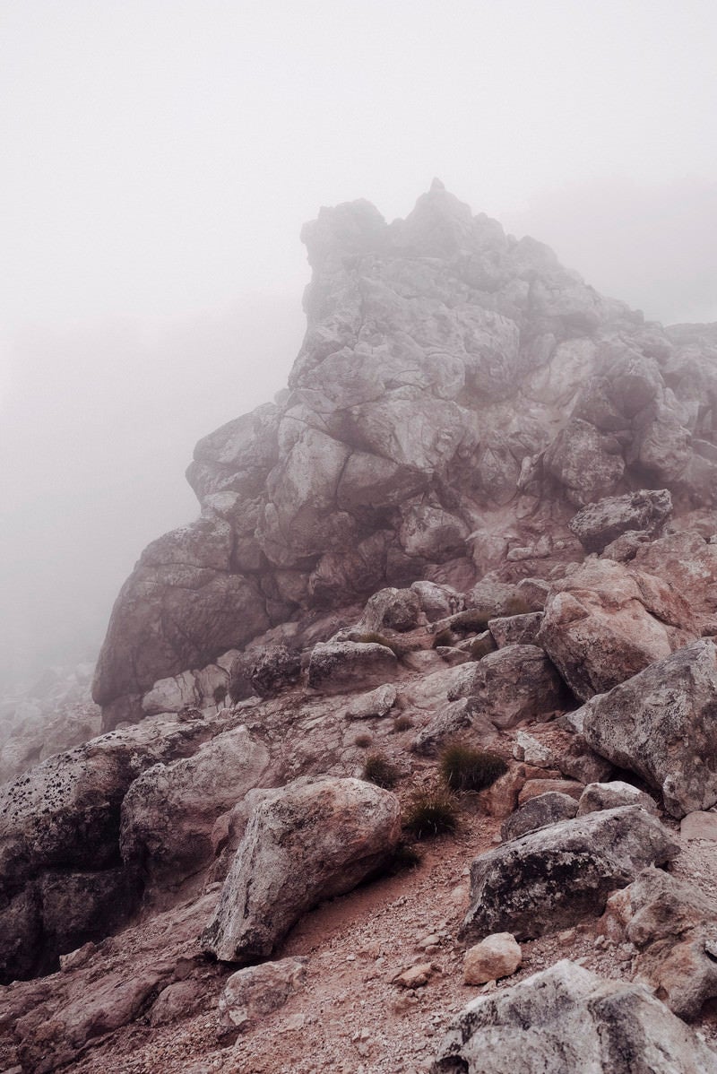 「ガスに包まれ荒涼とした景色になった焼岳の岩肌」の写真