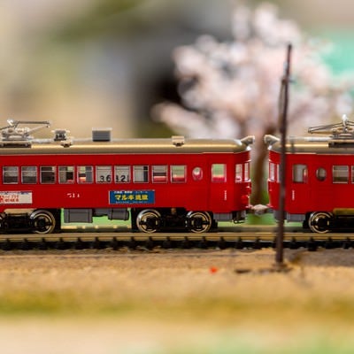 ジオラマの赤い電車の写真