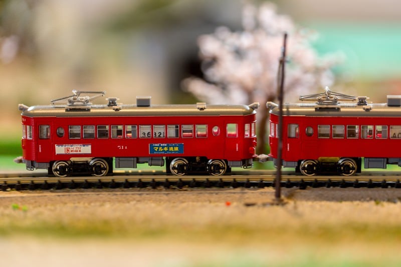 ジオラマの赤い電車の写真