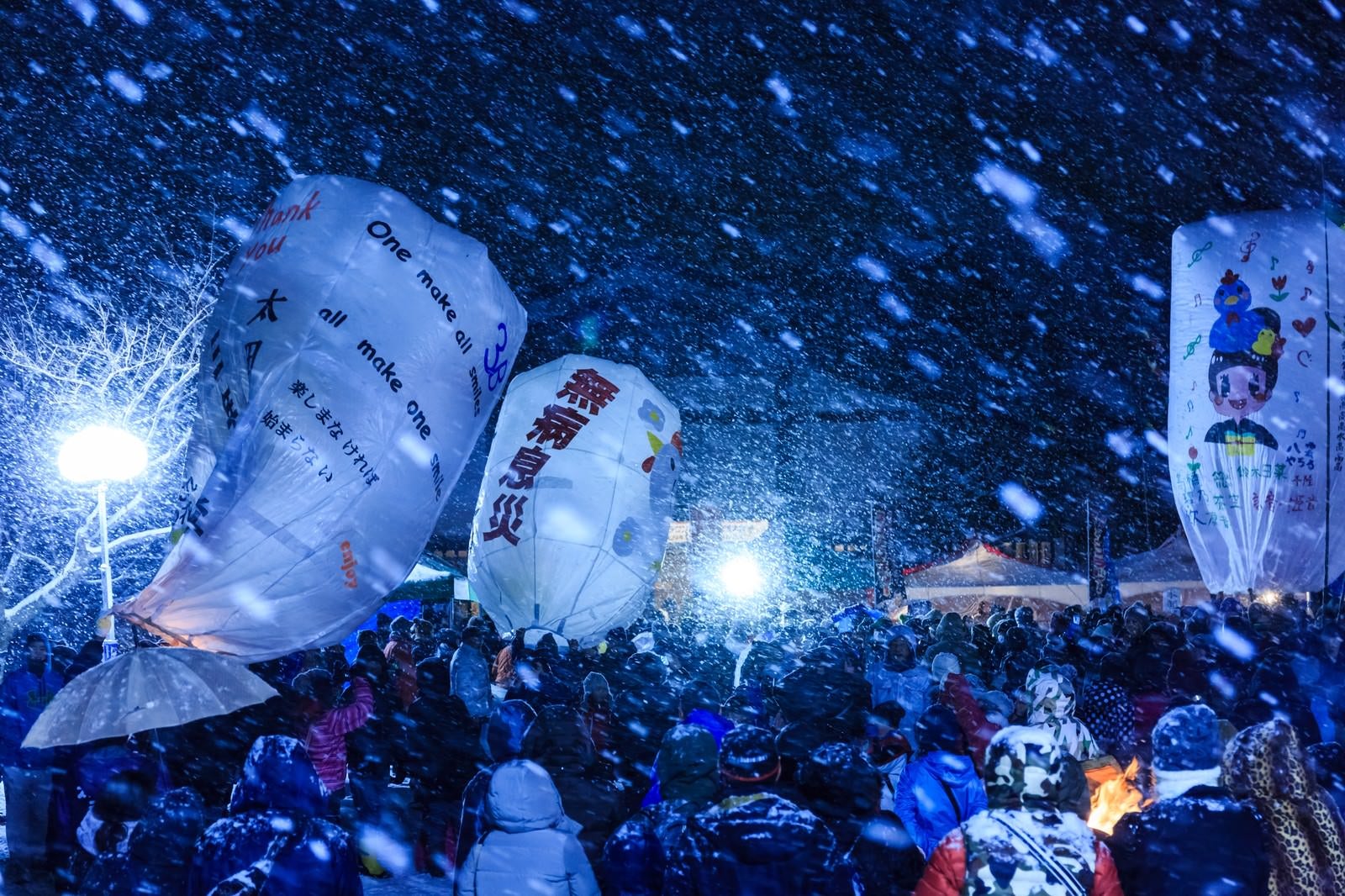 「大雪と人混みと紙風船」の写真