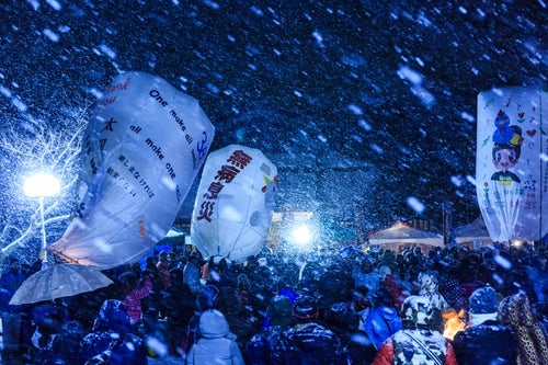 大雪と人混みと紙風船の写真
