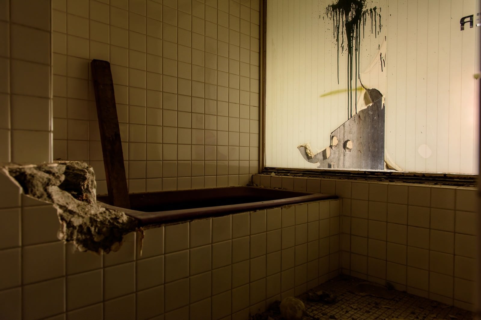 「ホテル廃墟のお風呂場 | フリー素材のぱくたそ」の写真