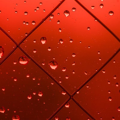 赤い窓と水滴の写真