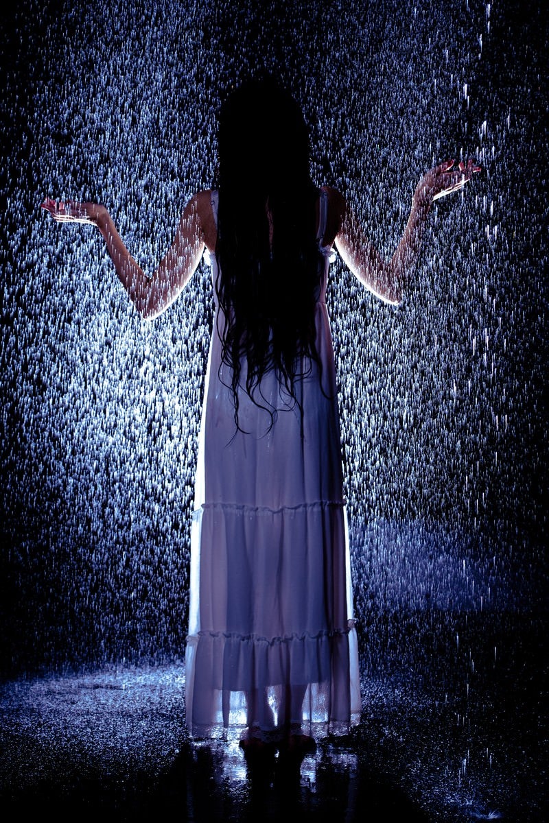 「突然降り出したゲリラ豪雨に巻き込まれた女性」の写真［モデル：緋真煉］