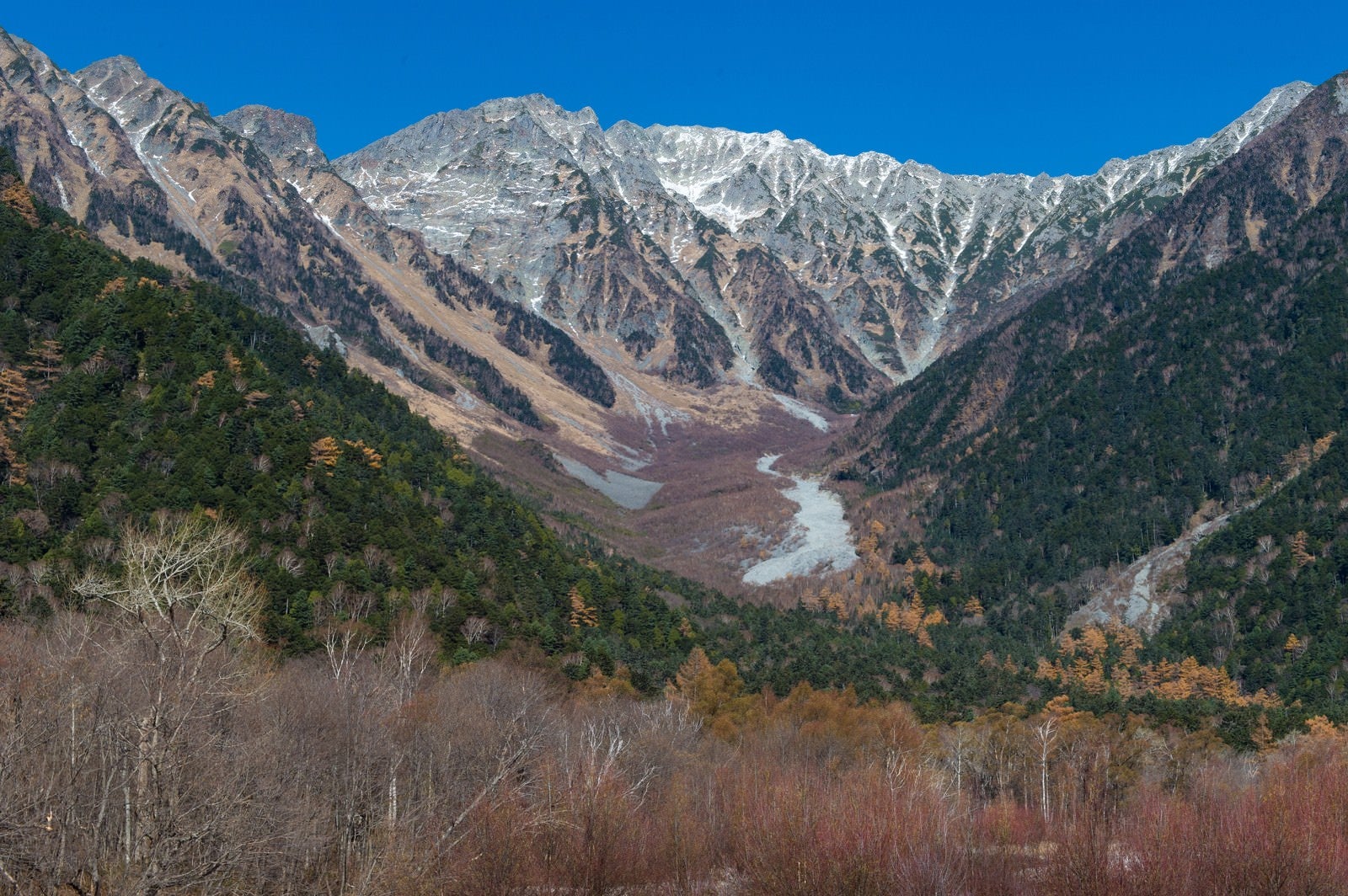 「冬の始まりを感じる上高地からみた穂高連峰」の写真