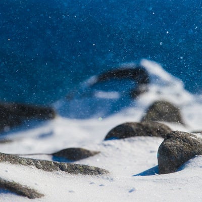 八ヶ岳ブルーに舞う雪の結晶の写真