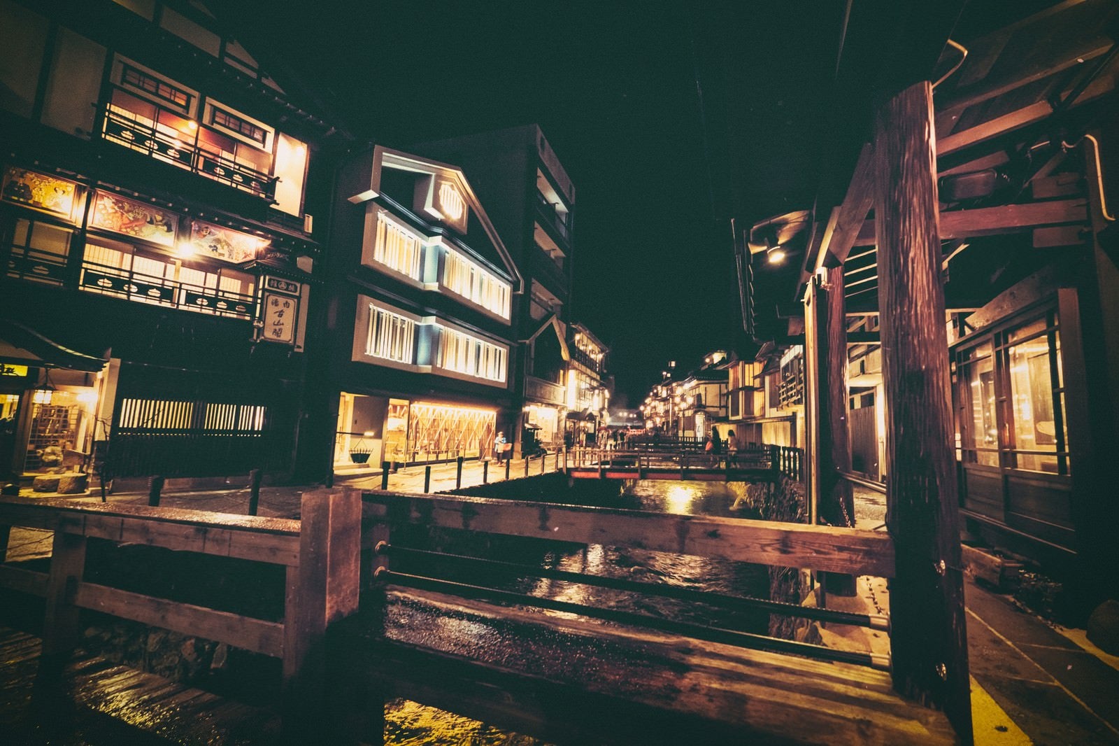 「夜間の銀山温泉街」の写真