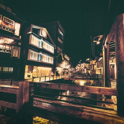 夜間の銀山温泉街の写真