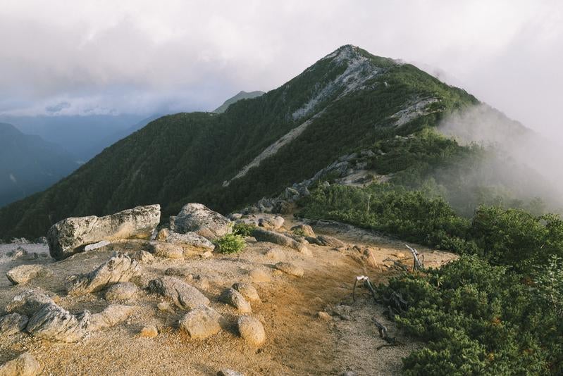 ガスが多い鳳凰三山観音岳への道の写真