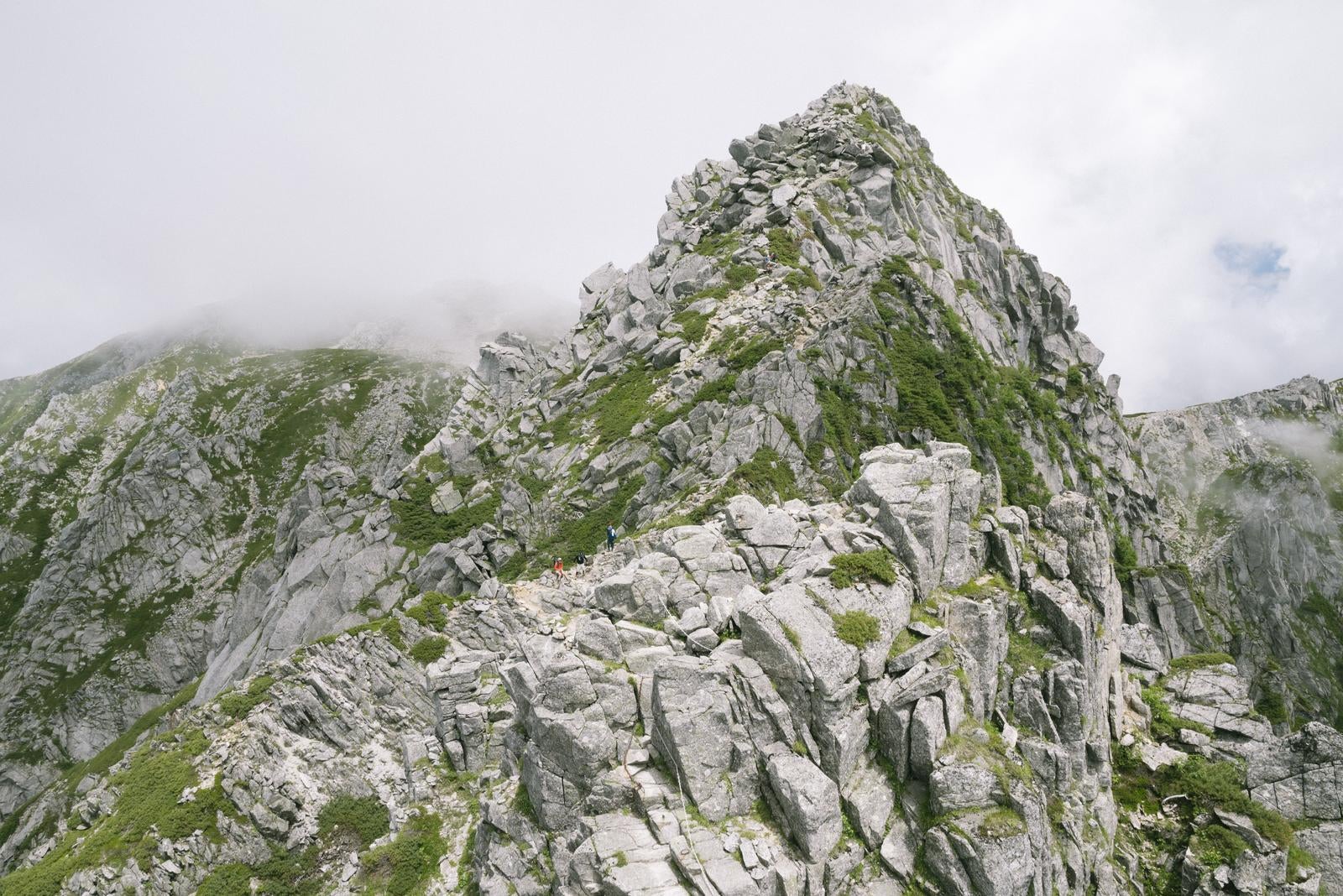 「ゴジラの背のような宝剣岳への登山道」の写真