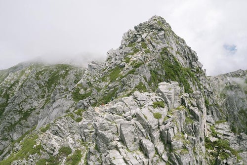 ゴジラの背のような宝剣岳への登山道の写真