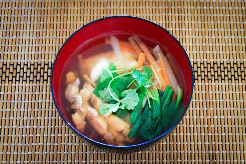 赤い漆椀に盛りつけた雑煮の写真