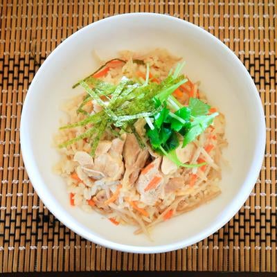 三つ葉と刻み海苔をのせた鶏めしの写真