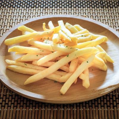 木皿に盛ったフライドポテトの写真