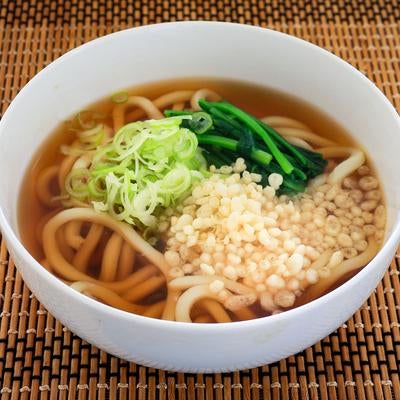 ねぎと天かすをのせたかけうどんの写真