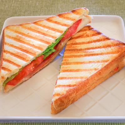 焼き目がついたホットサンドの写真