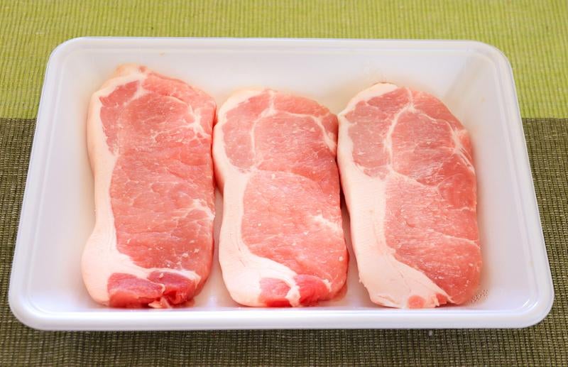 トレーに並んだ厚切り豚ロース肉の写真