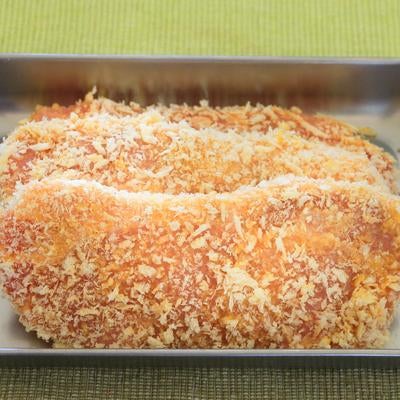 パン粉をまぶした揚げる前のとんかつの写真