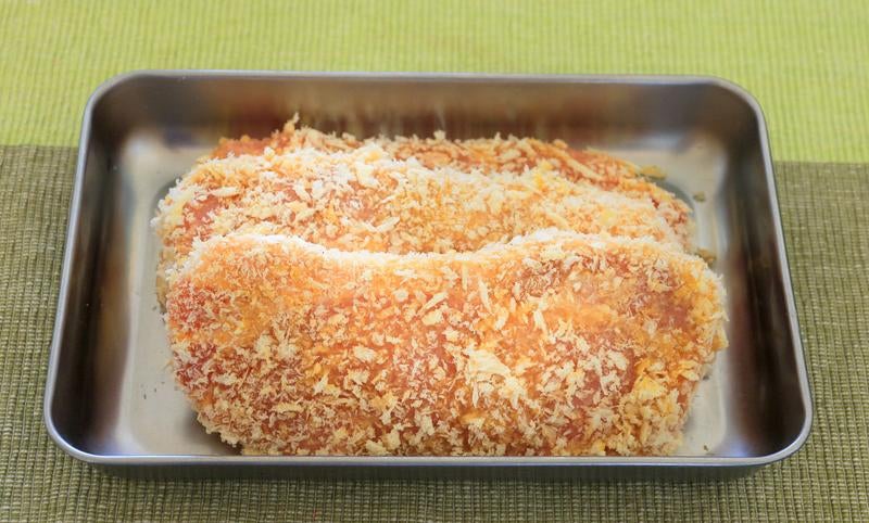 パン粉をまぶした揚げる前のとんかつ